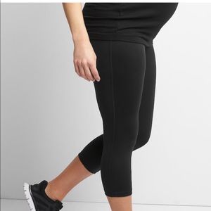 GapFit Maternity Blackout Technology Capris